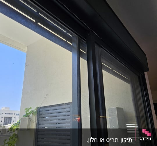 תריסים חיצוניים על קיר בניין עם חלון זכוכית.